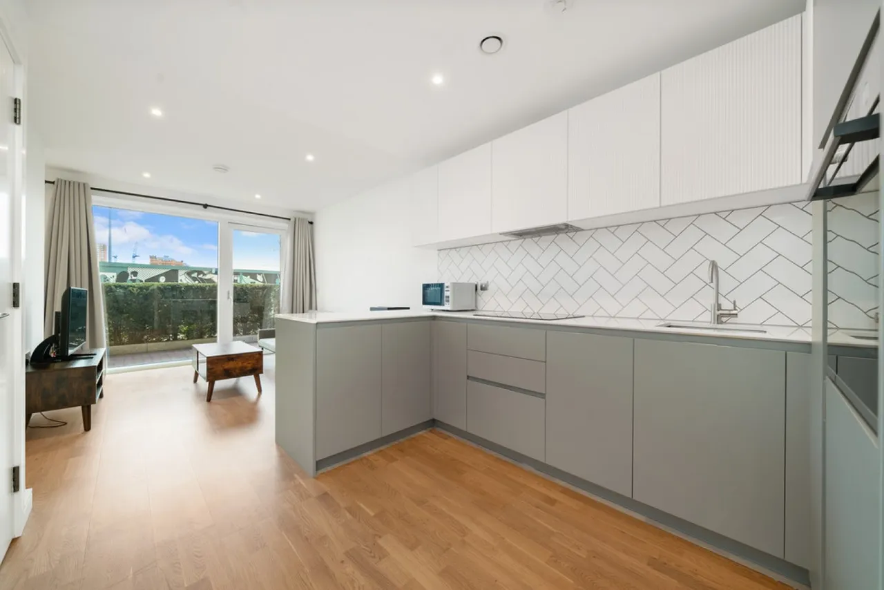 Accolade Avenue, Southall, photo 10
