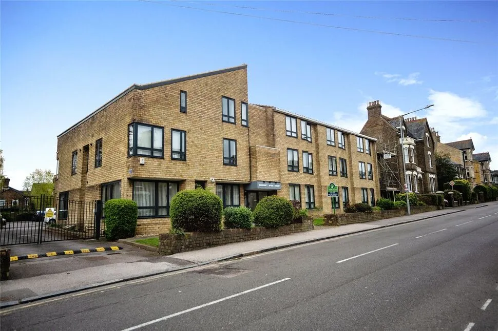 1 bed flat to rent — Newton Road, Faversham, Kent, ME13