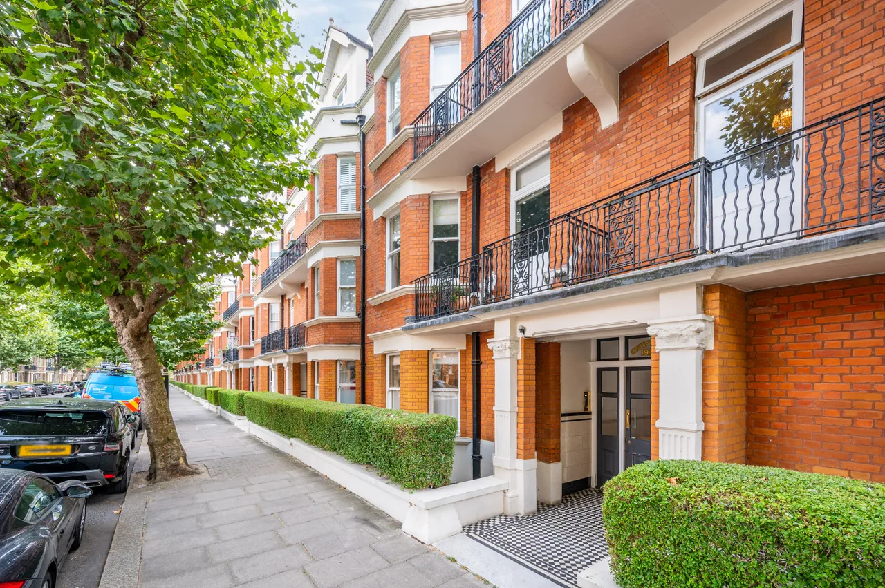 3 bed flat for sale — 208 Castellain Mansions, Castellain Road, London