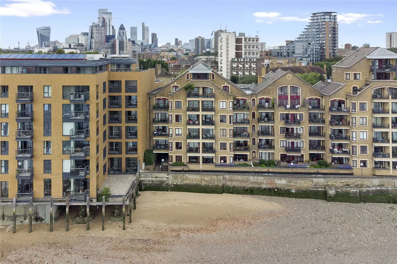 2 bed flat for sale — Wapping High Street, London, E1W 3PD