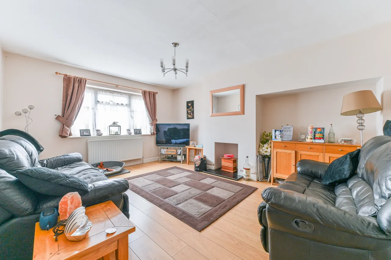 54 Potters Grove, New Malden, photo 2