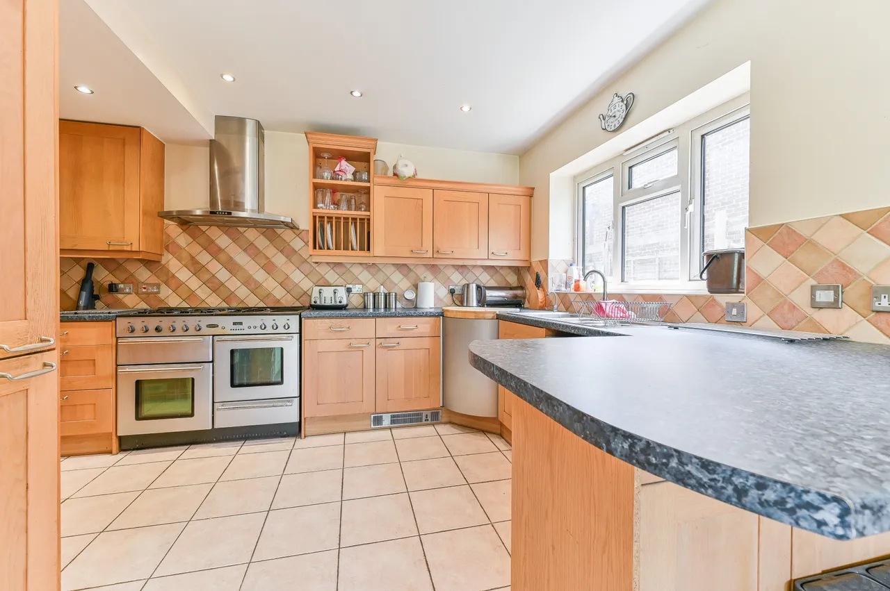 54 Potters Grove, New Malden, photo 3
