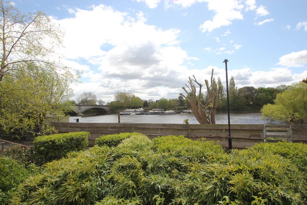 Kew Bridge Road, Brentford, TW8, photo 2