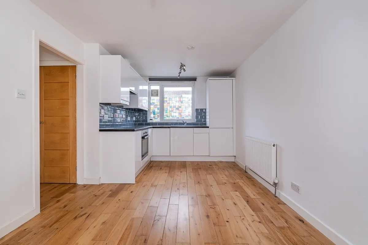 2 bed flat to rent, Waverton Road, London, SW18