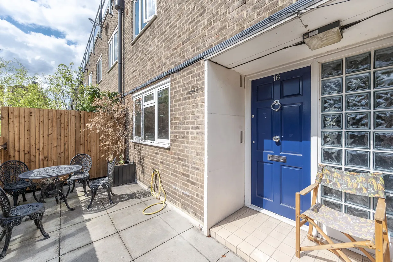 3 bed flat to rent — 16 Ann Lane, London