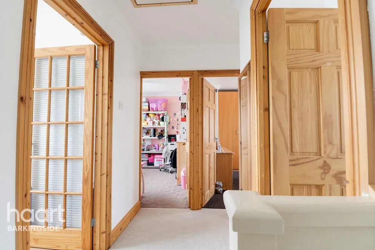 Manford Cross, Chigwell, IG7, photo 18
