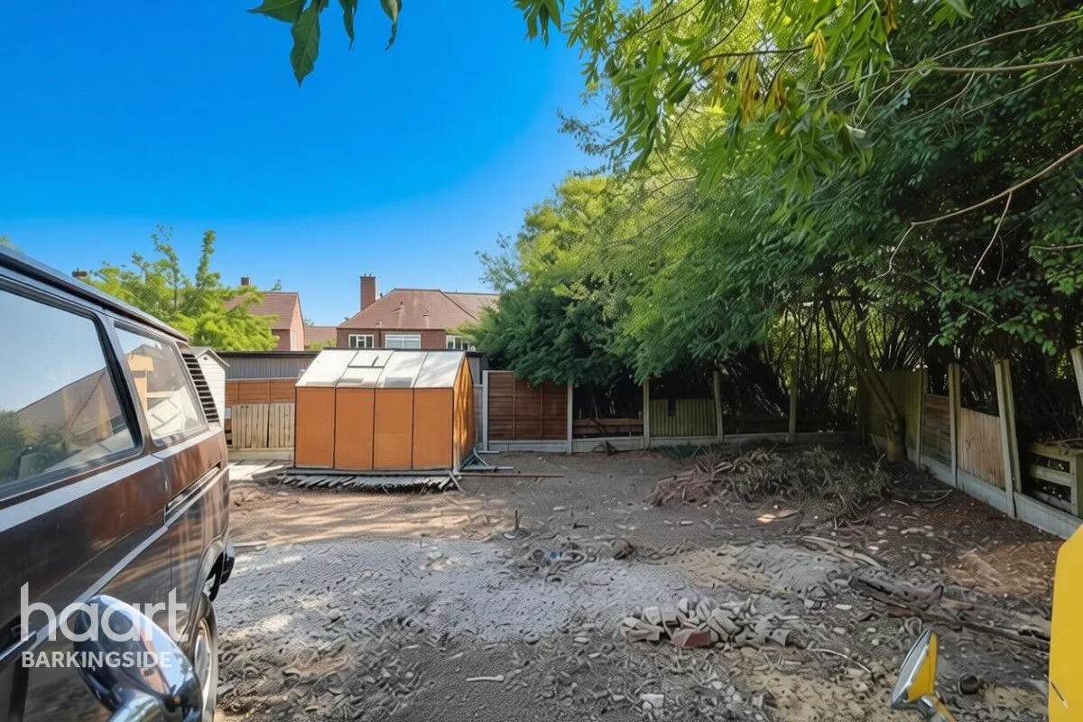 Manford Cross, Chigwell, IG7, photo 4