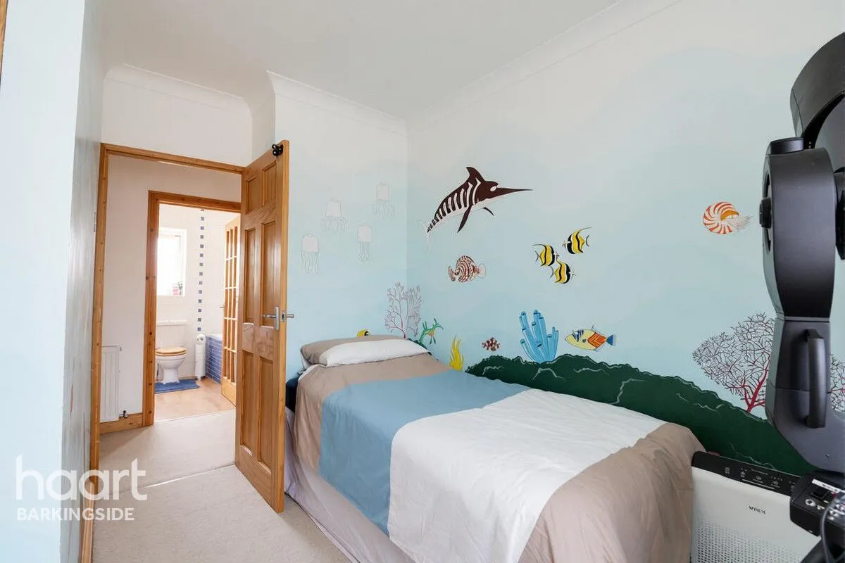 Manford Cross, Chigwell, IG7, photo 11
