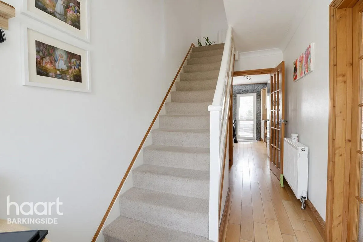 Manford Cross, Chigwell, IG7, photo 5