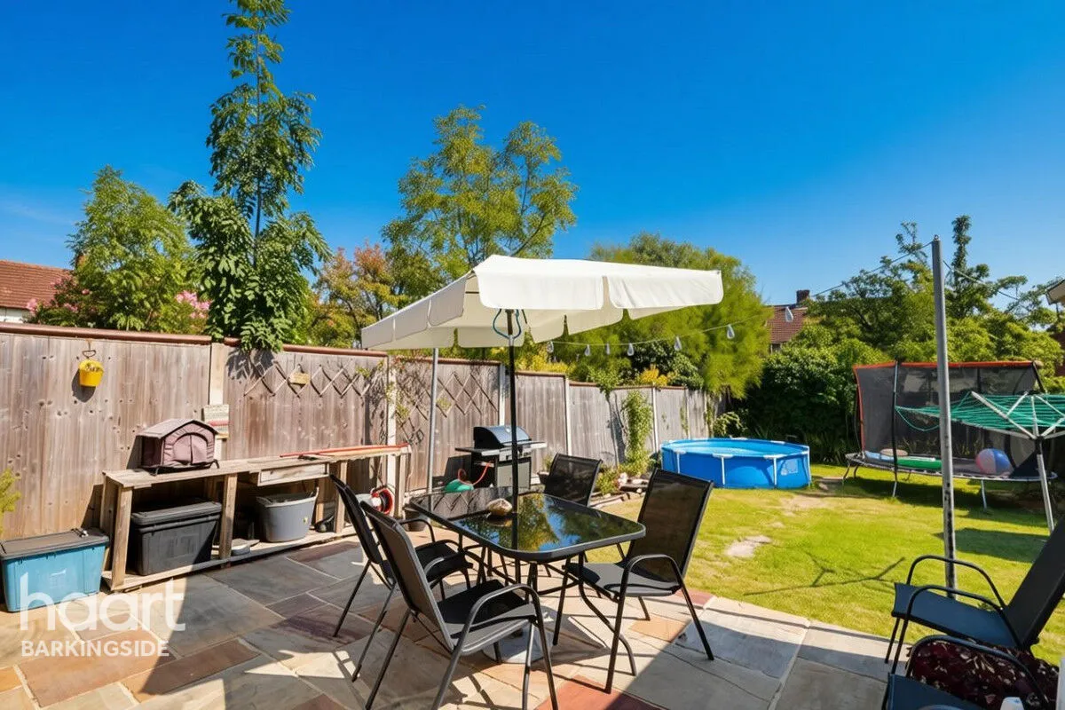 Manford Cross, Chigwell, IG7, photo 2