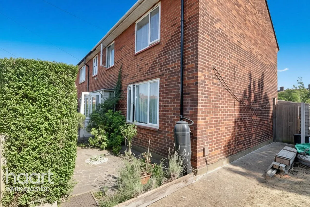 Manford Cross, Chigwell, IG7, photo 8