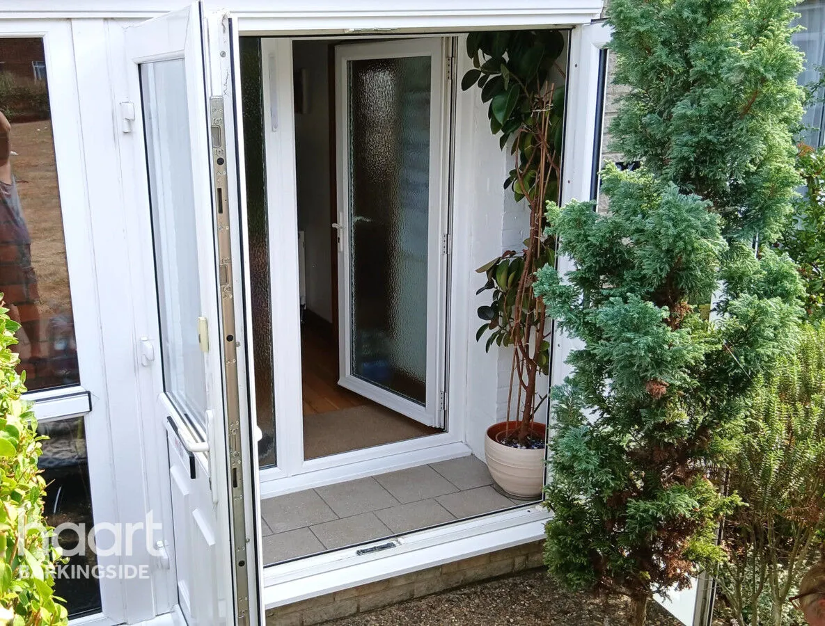 Manford Cross, Chigwell, IG7, photo 9