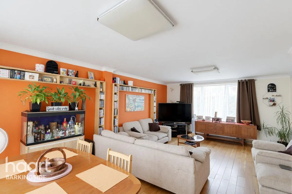 Manford Cross, Chigwell, IG7, photo 3