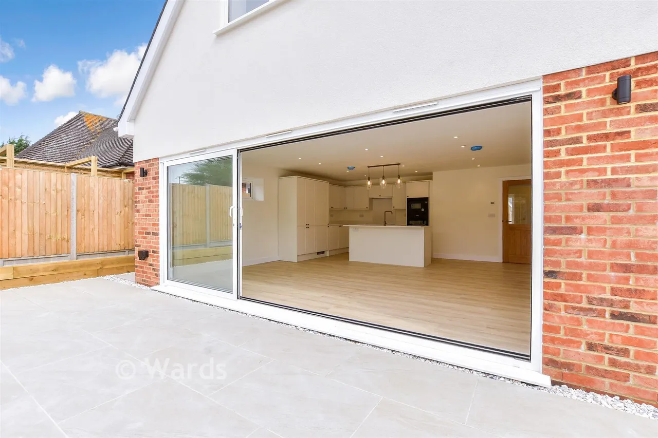 Green Meadows, Eythorne, CT15, photo 2