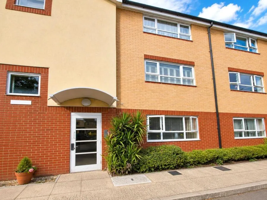 2 bed flat for sale, Chertsey Road, Feltham, TW13