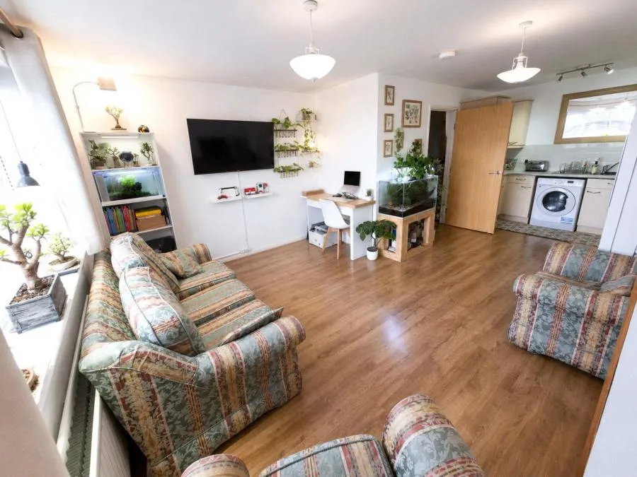 Chertsey Road, Feltham, TW13, photo 3