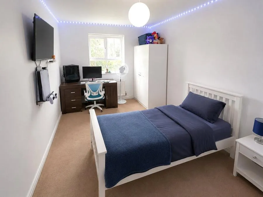 Chertsey Road, Feltham, TW13, photo 4