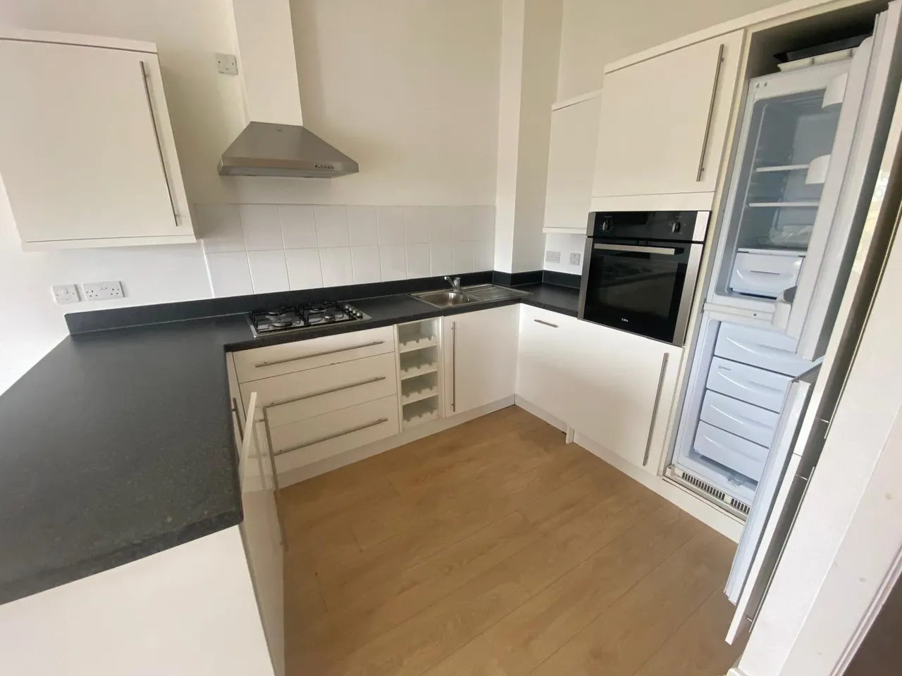 2 bed flat for sale — 2 Bedroom Second Floor Apartment
