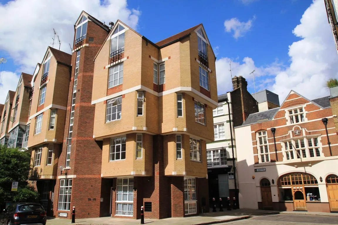 2 bed property to rent, Bartholomew Close, EC1A