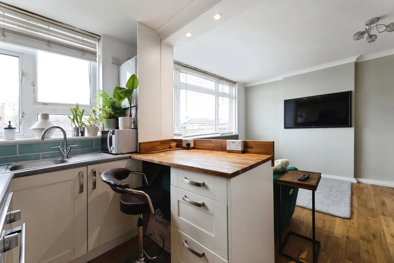 Gardner Close, London, E11, photo 11