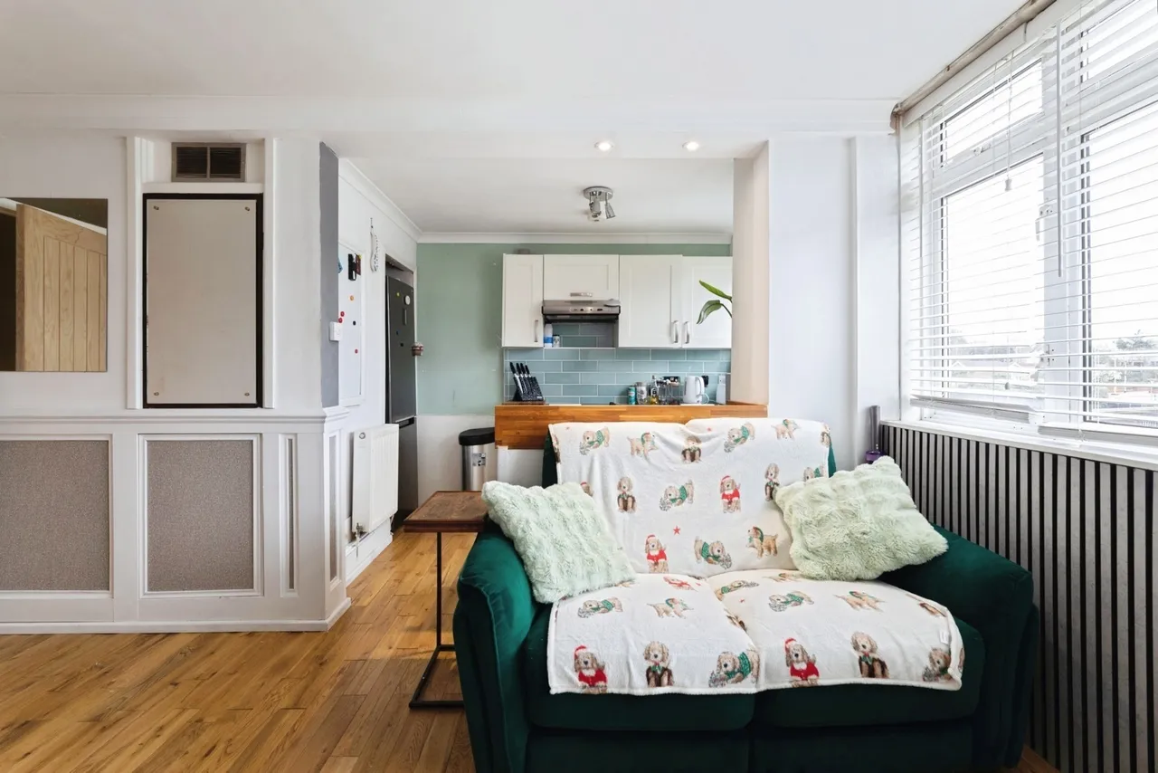 Gardner Close, London, E11, photo 4