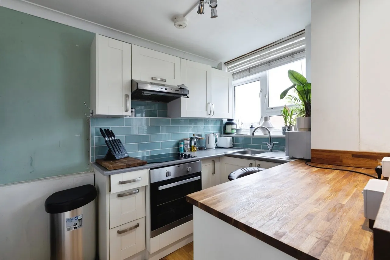 Gardner Close, London, E11, photo 10