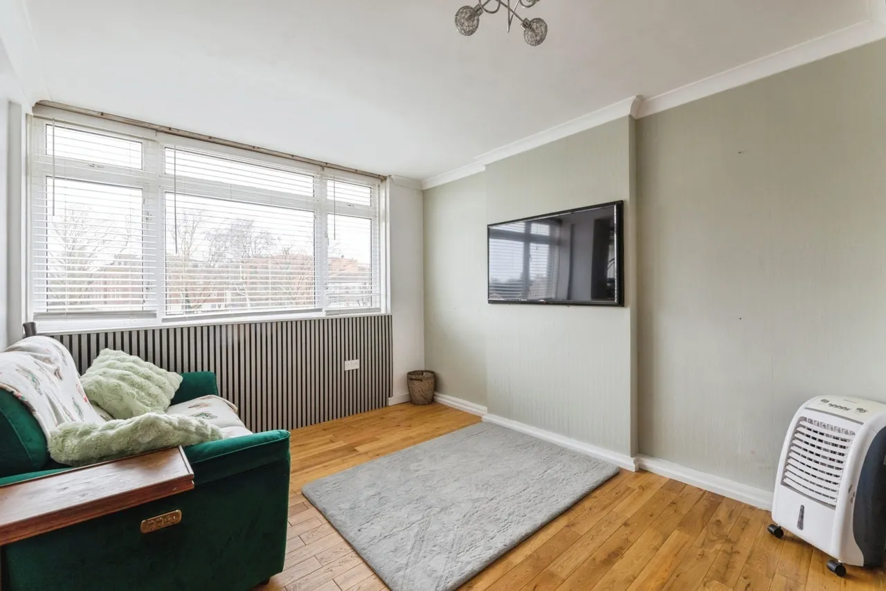 1 bed flat for sale — Gardner Close, London, E11
