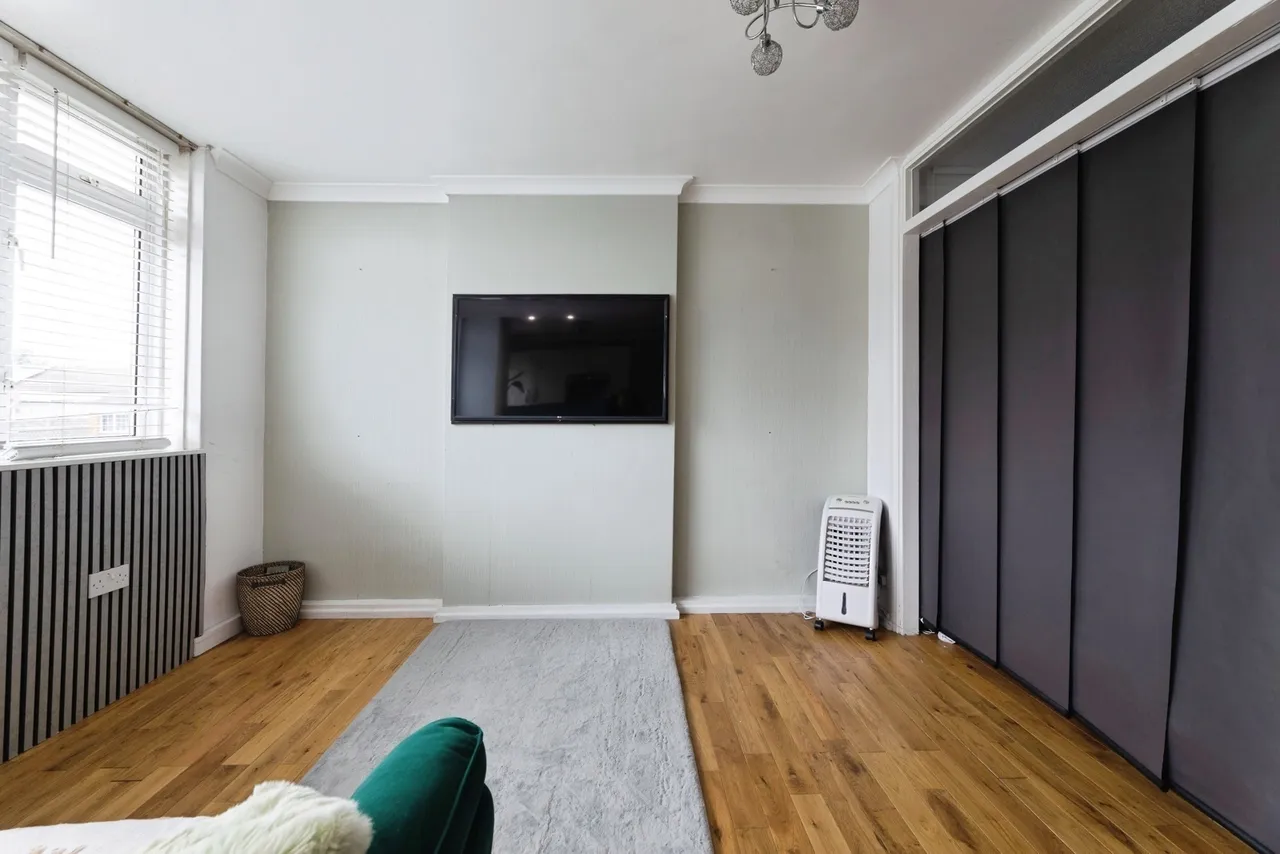 Gardner Close, London, E11, photo 6