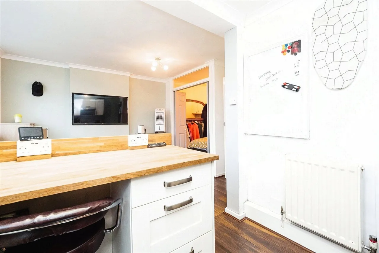 Gardner Close, London, E11, photo 8