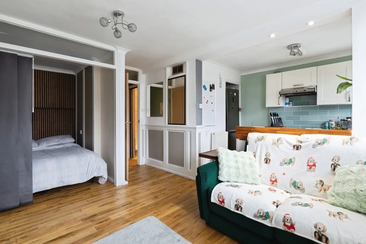 Gardner Close, London, E11, photo 5