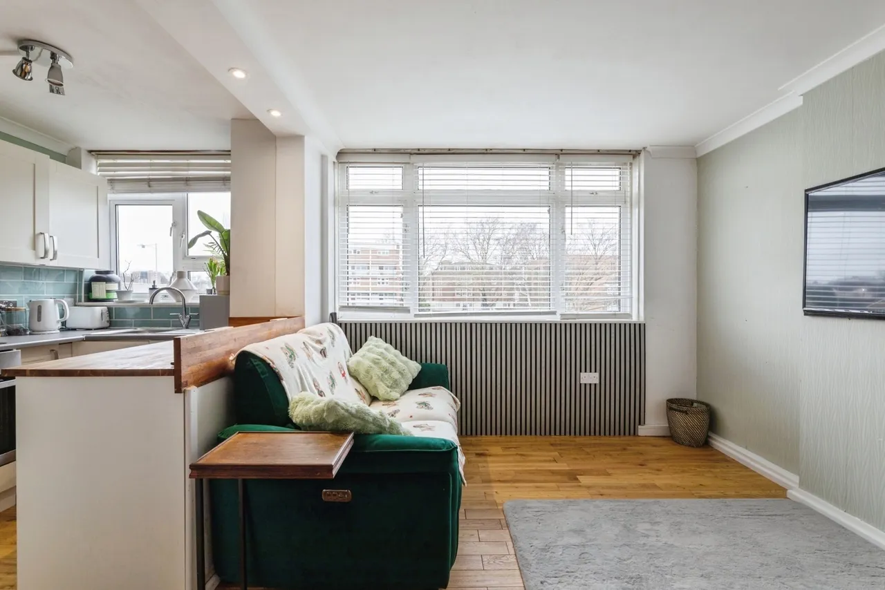 Gardner Close, London, E11, photo 3