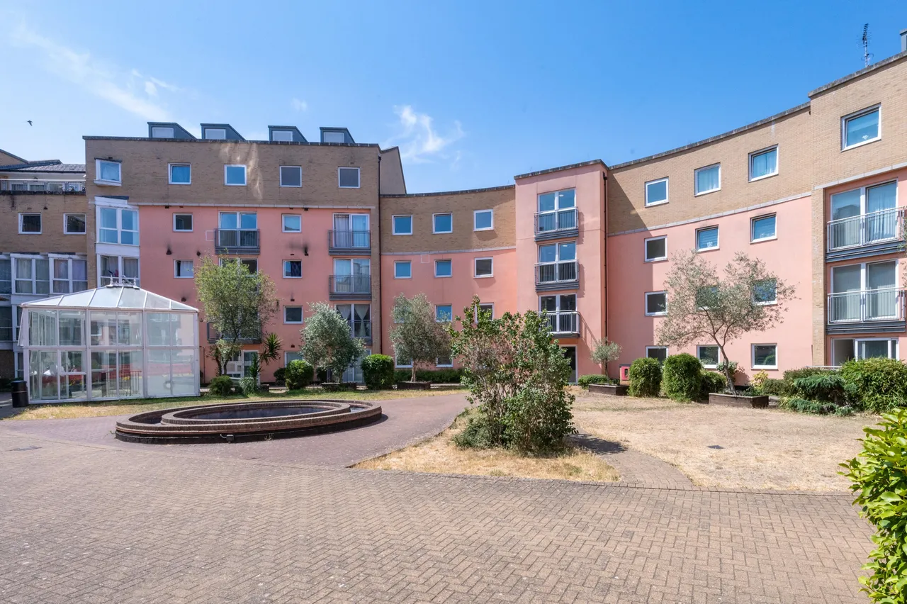 2 bed flat for sale, Feltham, TW14