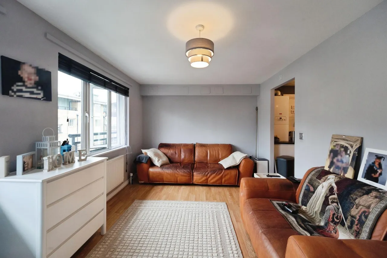 2 bed flat for sale, Broomfield Street, London, E14