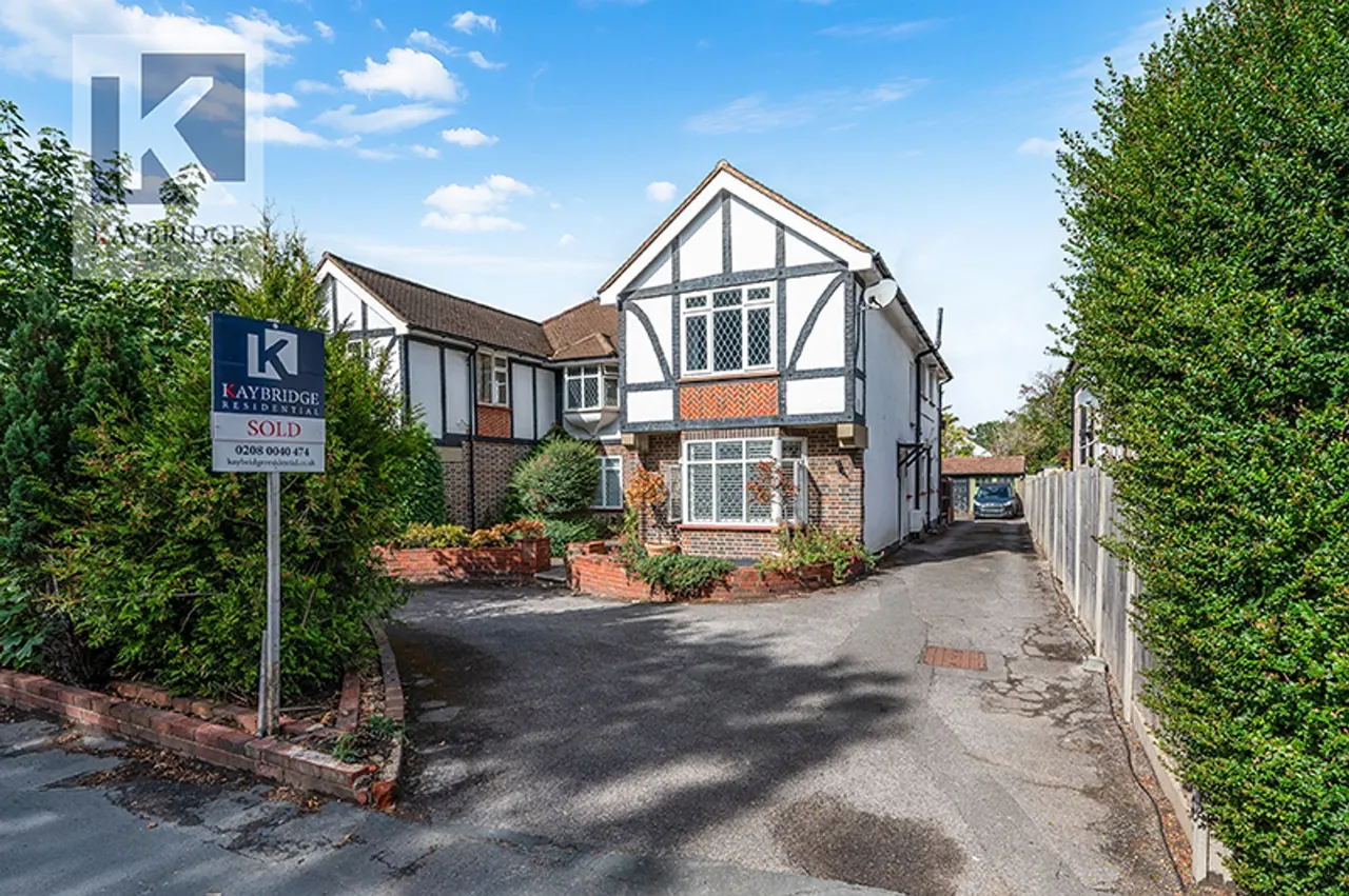 2 bed flat for sale — London Road, Ewell, KT17