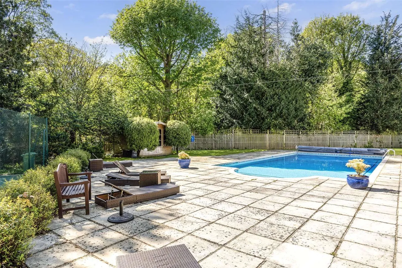 Nashdom Lane, Burnham, Slough, Buckinghamshire, SL1 8NJ, photo 12