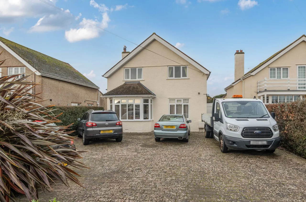 4 bed property for sale, Grafton Road, Selsey, PO20