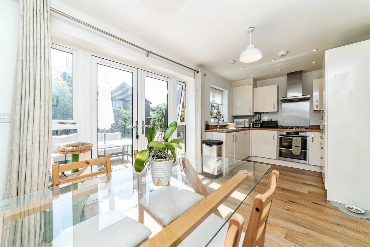 3 bed house for sale — Saunders Way, Basingstoke