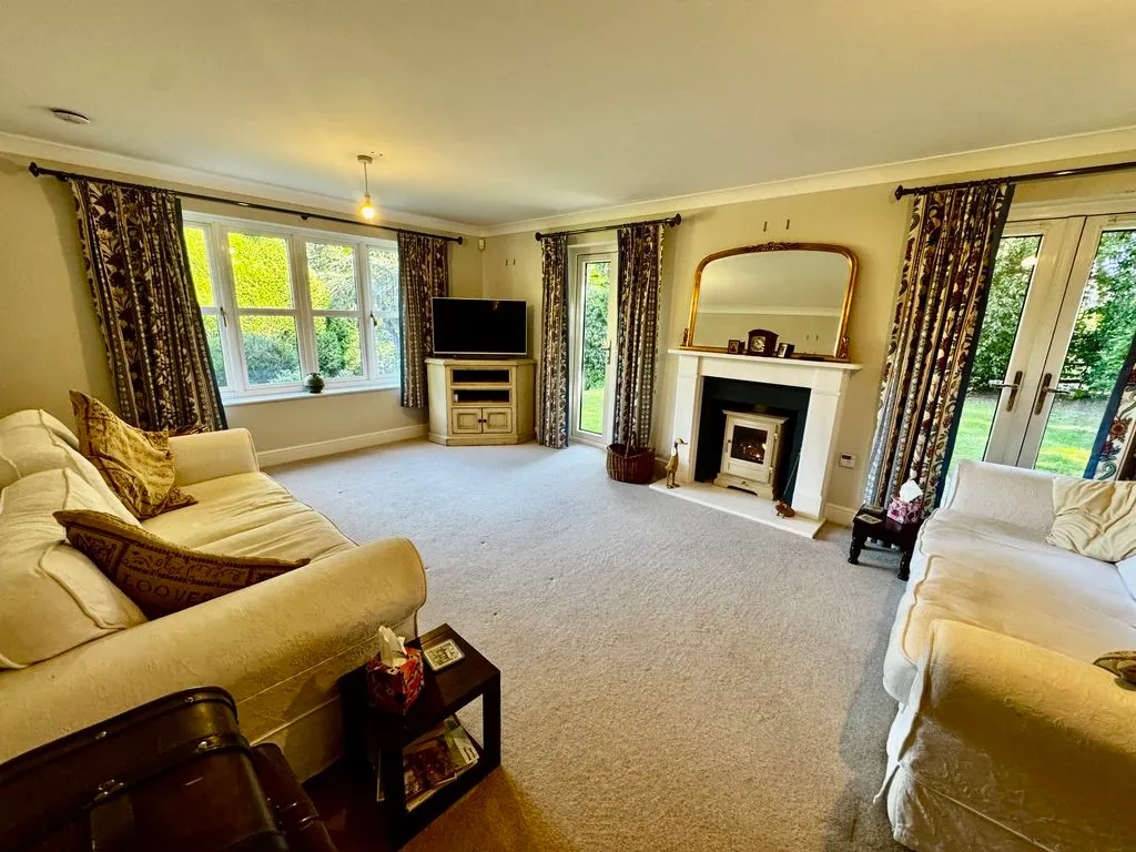 Grange Drive, Wooburn Green HP10 0QD, photo 2