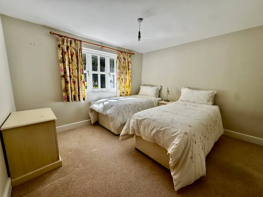 Grange Drive, Wooburn Green HP10 0QD, photo 11