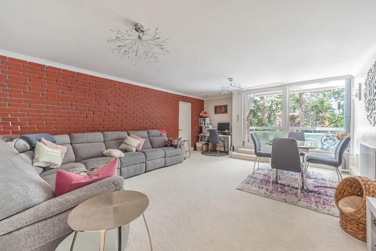 2 bed flat for sale — 12 Leamington House, 23 Stonegrove, Edgware