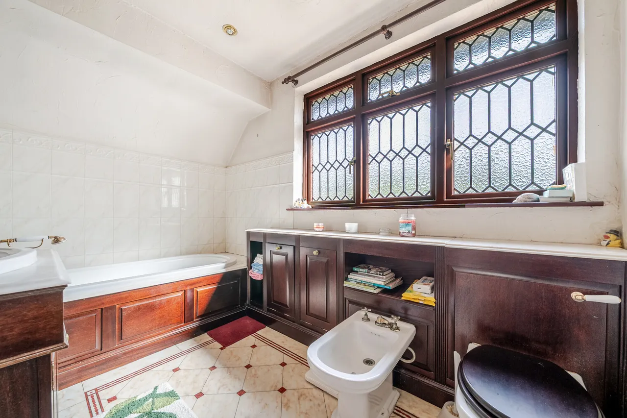 Manor Drive, Esher, KT10, photo 11