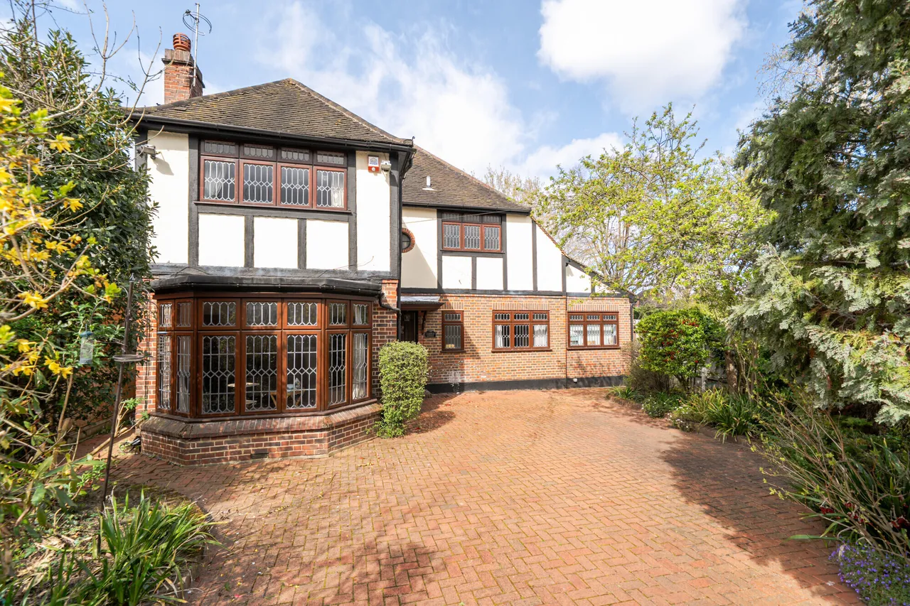 4 bed house for sale — Manor Drive, Esher, KT10