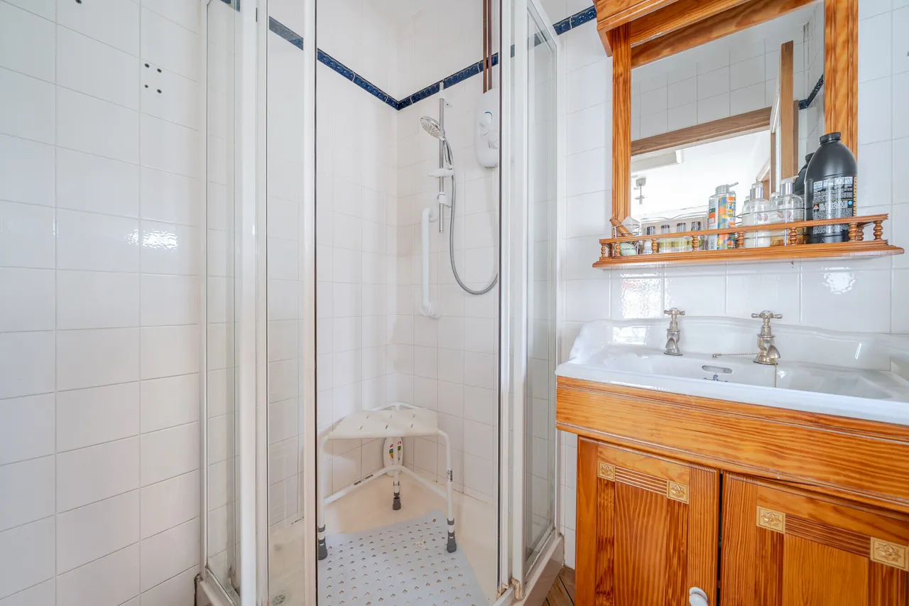 Manor Drive, Esher, KT10, photo 10