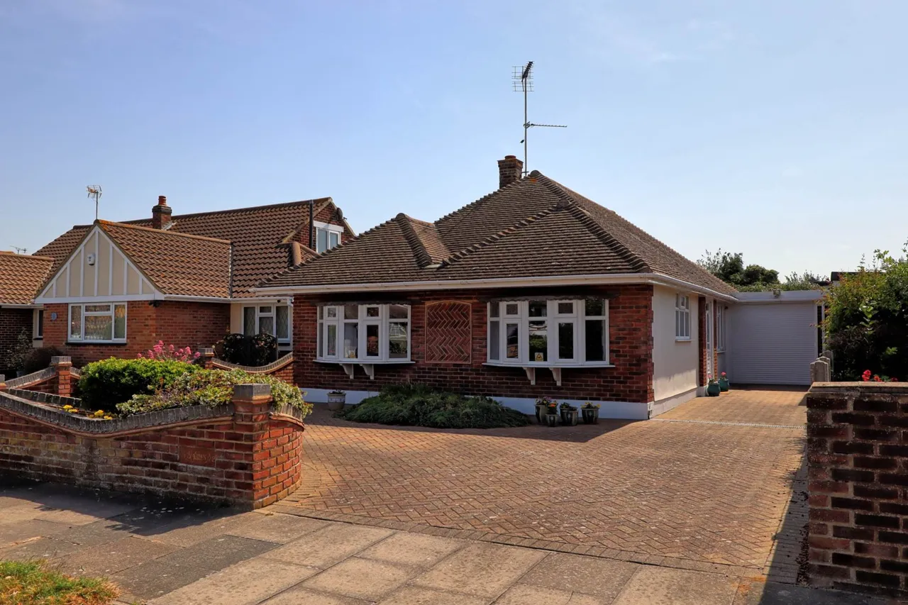 3 bed house for sale — St James Avenue, Thorpe Bay, SS1 3LJ