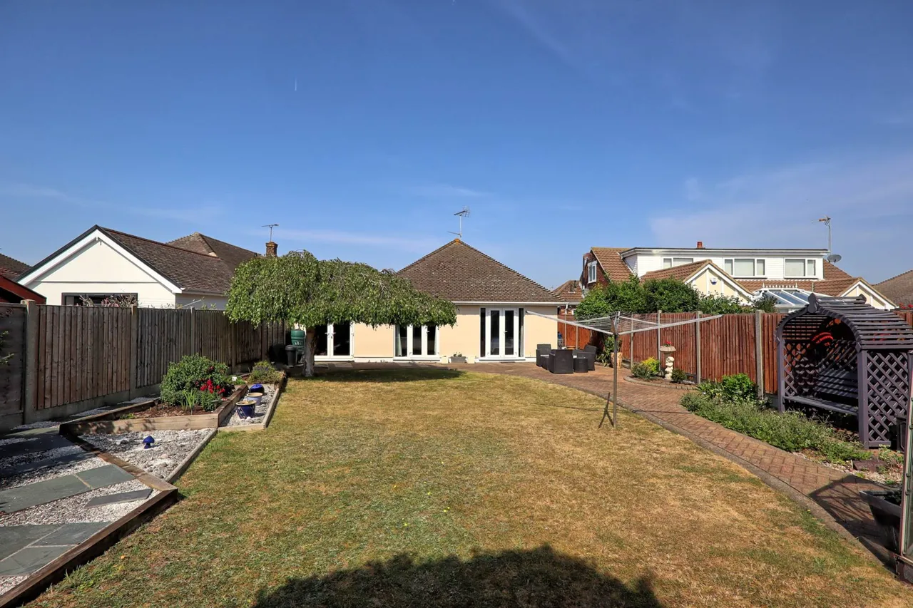St James Avenue, Thorpe Bay, SS1 3LJ, photo 4