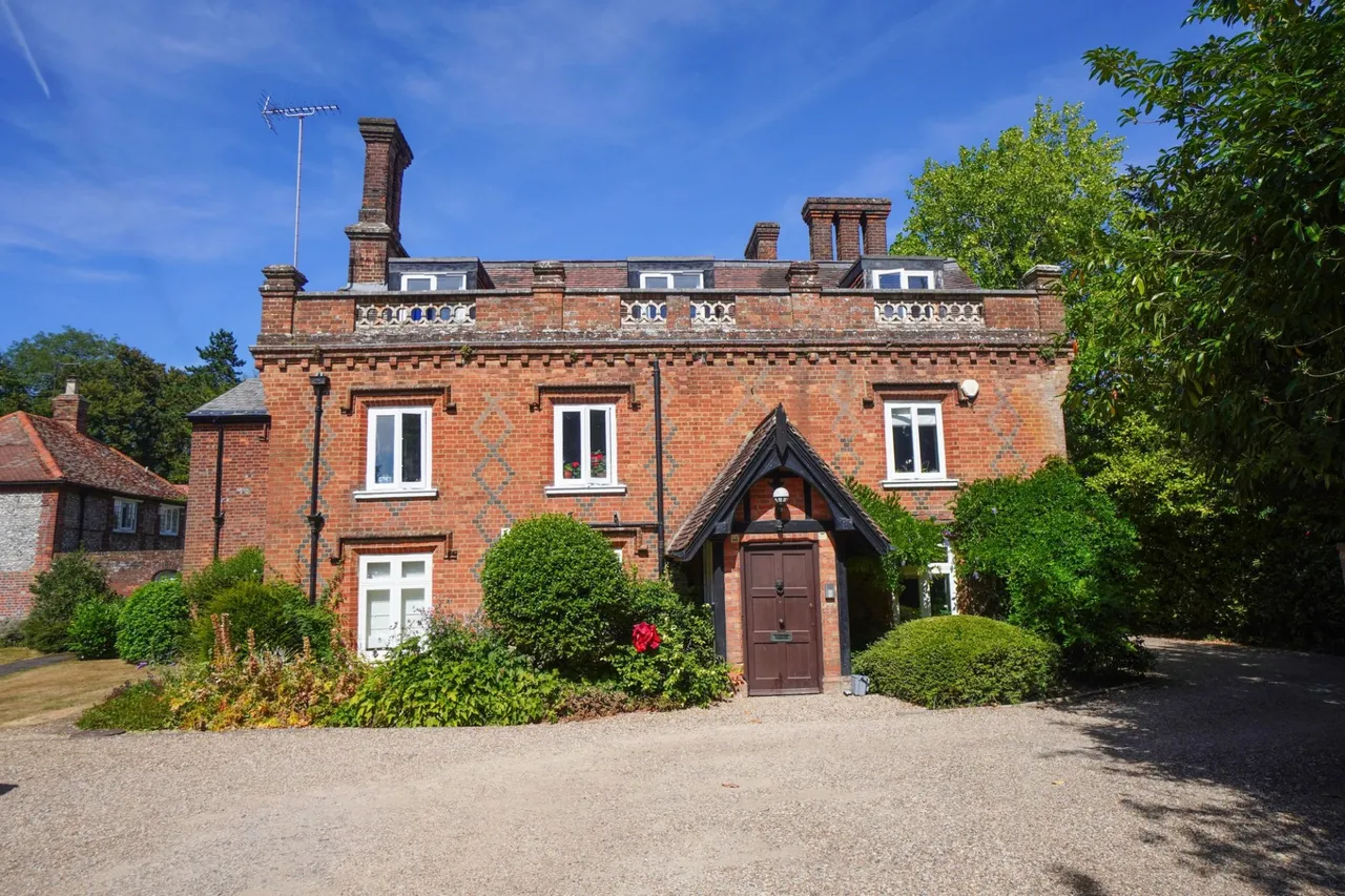 2 bed flat for sale, Totteridge Lane, HP13
