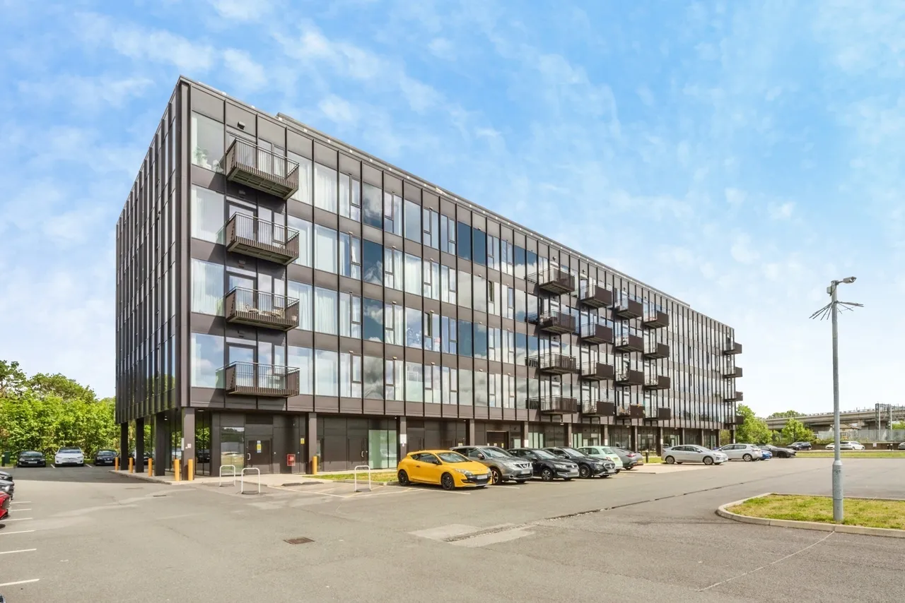 2 bed flat for sale — Buckingham Road, Bletchley, Milton Keynes, Buckinghamshire, MK3