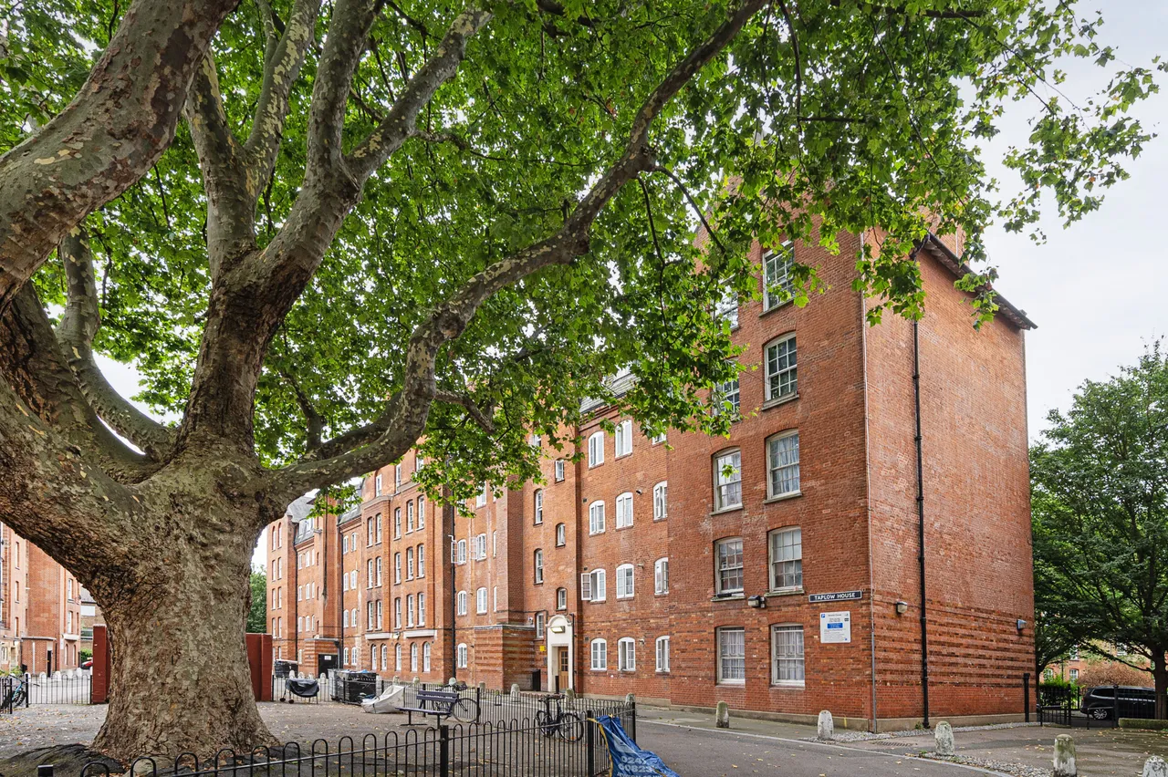 London, E2, photo 2