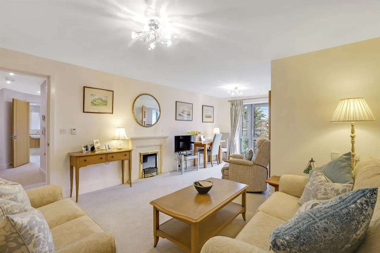 2 bed flat for sale, Shotfield, Wallington, SM6