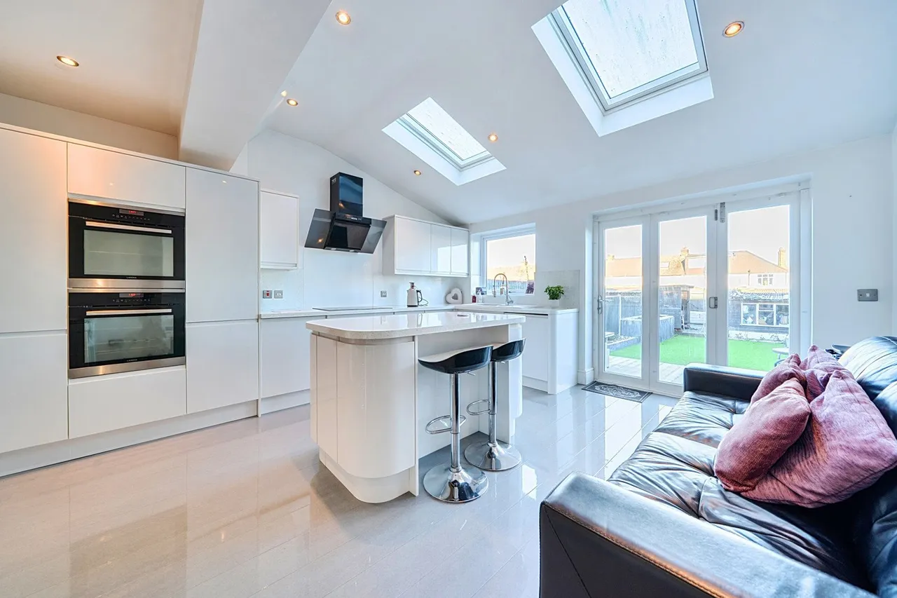 4 bed house for sale — Lewis Avenue, Kent, ME8